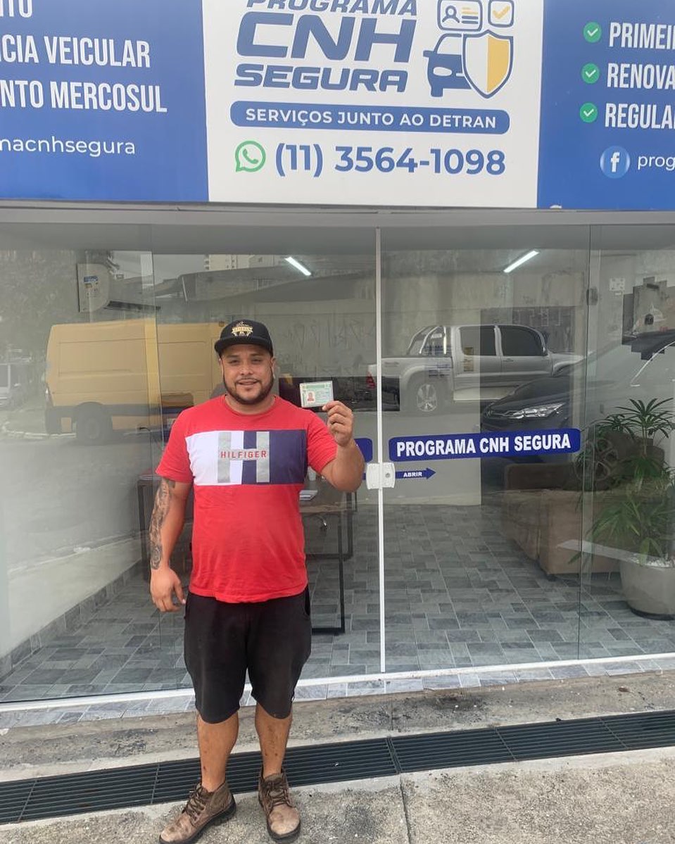 Cliente satisfeito na frente da loja